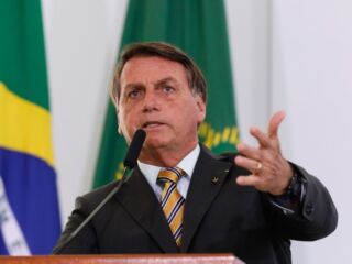 “Enfia no rabo de vocês da imprensa essas latas de leite condensado”, diz Bolsonaro