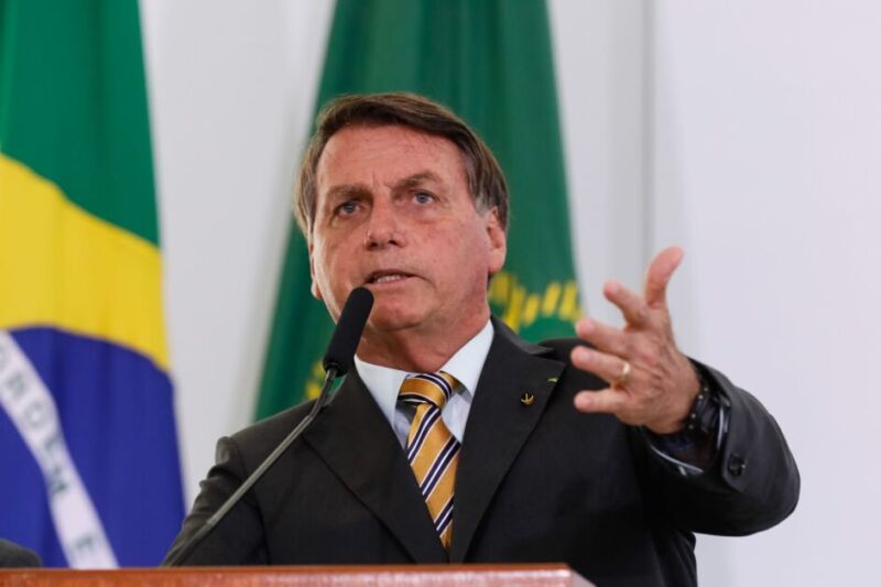 “Enfia no rabo de vocês da imprensa essas latas de leite condensado”, diz Bolsonaro