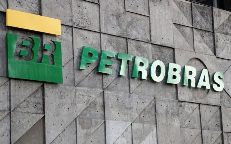 Petrobras aumenta em quase 8% o preço da gasolina nas refinarias