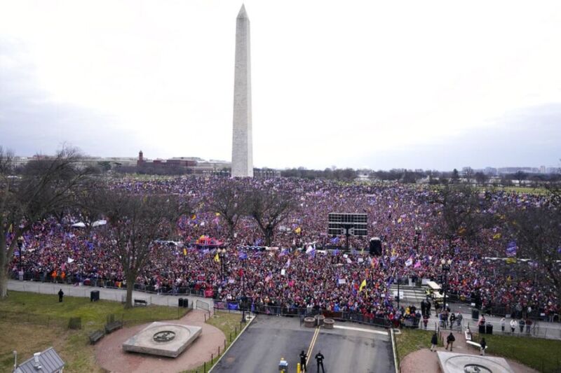 após manifestantes pró-Trump invadirem Congresso dos EUA prefeita de Washington decreta toque de recolher