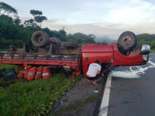 Motorista sob efeito de álcool capota caminhão na BR-316