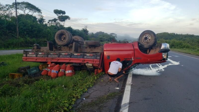 Motorista sob efeito de álcool capota caminhão na BR-316