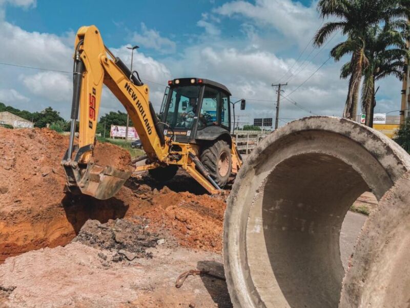 Prefeito Dr. Daniel Santos acompanha obras de recuperação da drenagem da Avenida Mário Covas