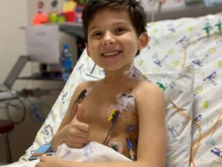 Sucesso de transplante de coração em menino de 6 anos.