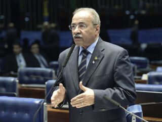 Senador Flagrado com dinheiro na cueca, Chico Rodrigues reassume mandato