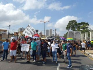 Trabalhadores de restaurantes, bares e arenas protestam contra restrições de prevenção à Covid-19 em Belém