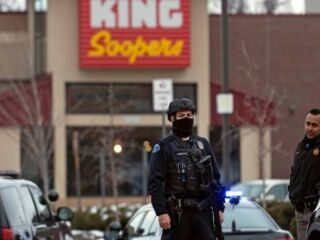Criminoso invade Supermercado nos Estados Unidos e deixa 10 mortos