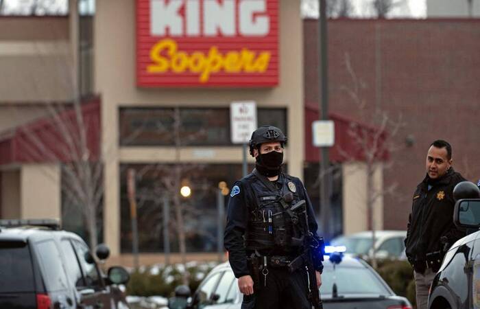 Criminoso invade Supermercado nos Estados Unidos e deixa 10 mortos