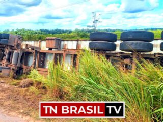 Carreta tomba na PA 150 na tarde desta sexta-feira (26)