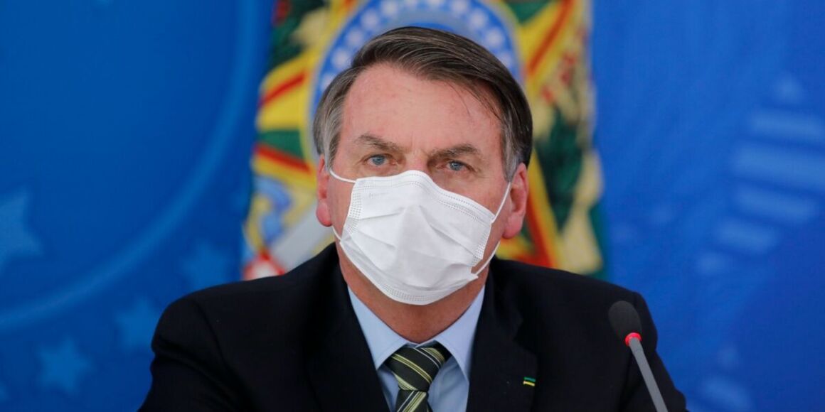 Bolsonaro muda de ideia e diz a interlocutor que vai se vacinar contra Covid