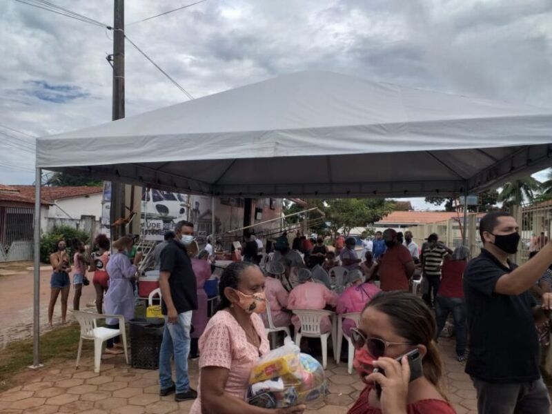 Quem tomava a vacina, logo em seguida pegava uma cesta básica.