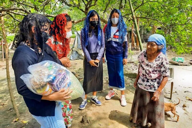 Fieles de la Iglesia Luz do Mundo realizando acciones humanitarias para familias necesitadas