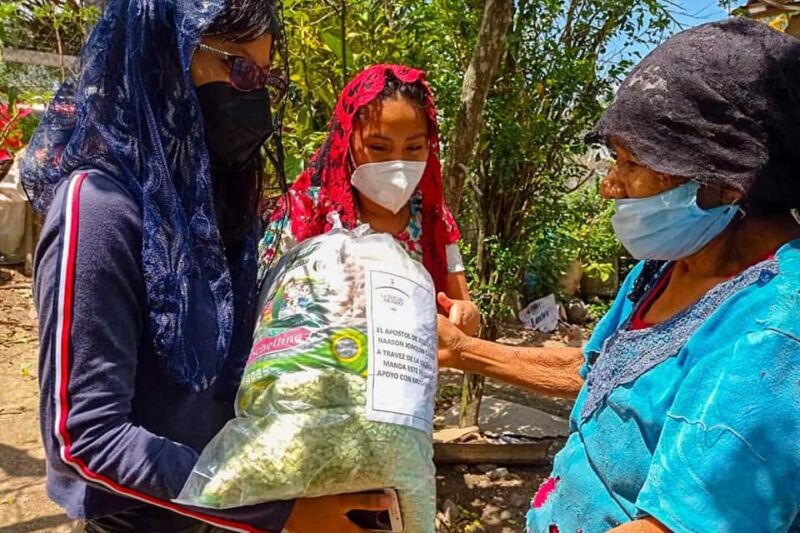  Fieles de la Iglesia Luz do Mundo realizando acciones humanitarias para familias necesitadas