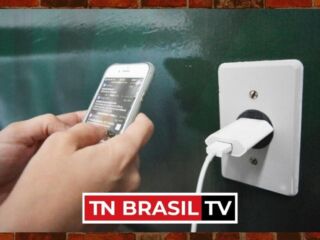 Duas crianças sofrem queimaduras de 2º e 3º grau ao usar celular ligado à tomada