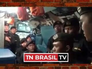 Tripulantes de submarino grava um vídeo com canção que significa "Adeus"