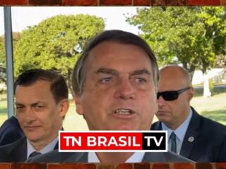 Presidente Bolsonaro chama de "idiotas" as pessoas que ficam em casa ao obedecer medidas restritivas contra o Coronavírus