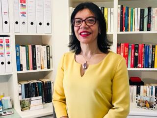 Isa Colli, escritora brasileira que vive na Bélgica será entrevistada por Taciano Cassimiro.