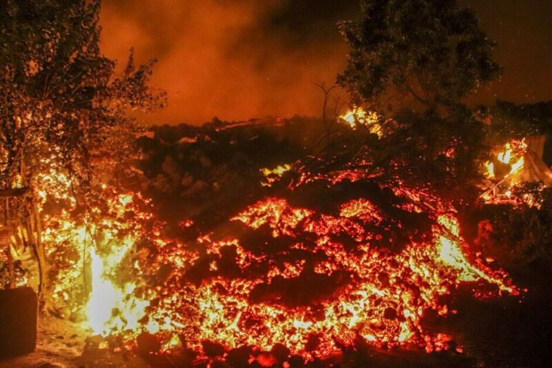 Erupção deixa 15 pessoas mortas e mais de 500 casas destruídas