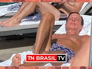 Governador João Doria é flagrado tomando sol sem máscara em piscina de hotel