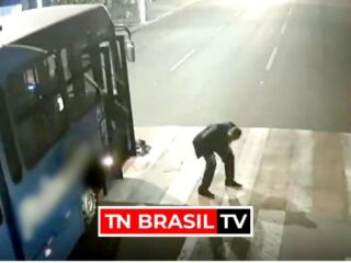 Motociclista sai ileso após parar embaixo de ônibus em SP; veja no vídeo