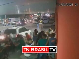 Carro em alta velocidade invade bar e deixa 8 feridos