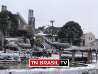 Brasil ou Europa? - Neve se acumula sobre carros em Santa Catarina