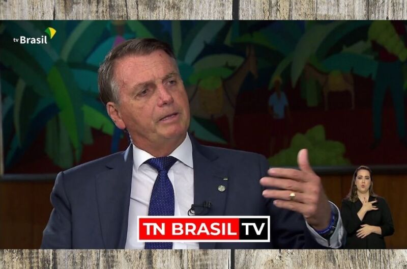 Bolsonaro diz que a ideia de dar medalha ao filho "Não foi dele"