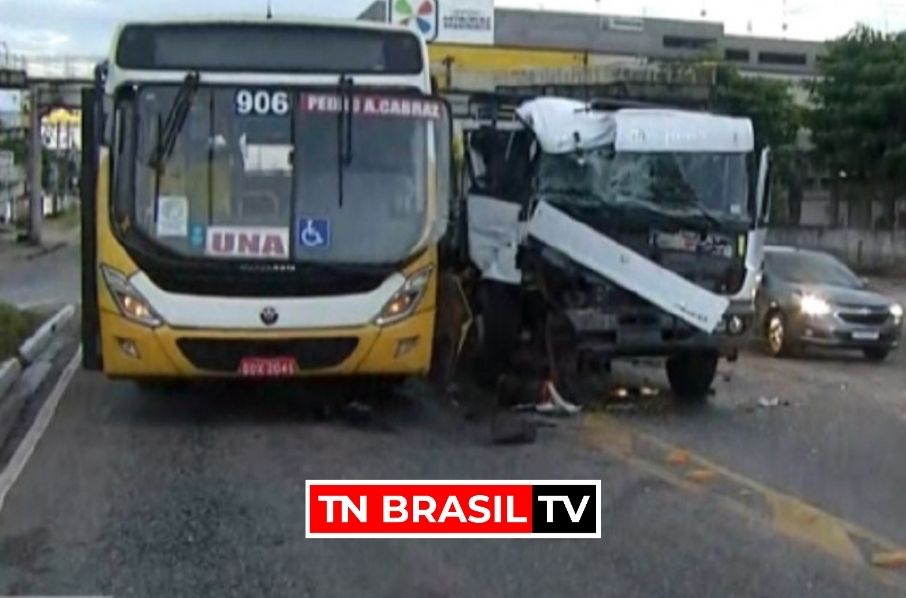 Acidente: Ônibus e caminhão colidem na avenida Mário Covas, em Ananindeua