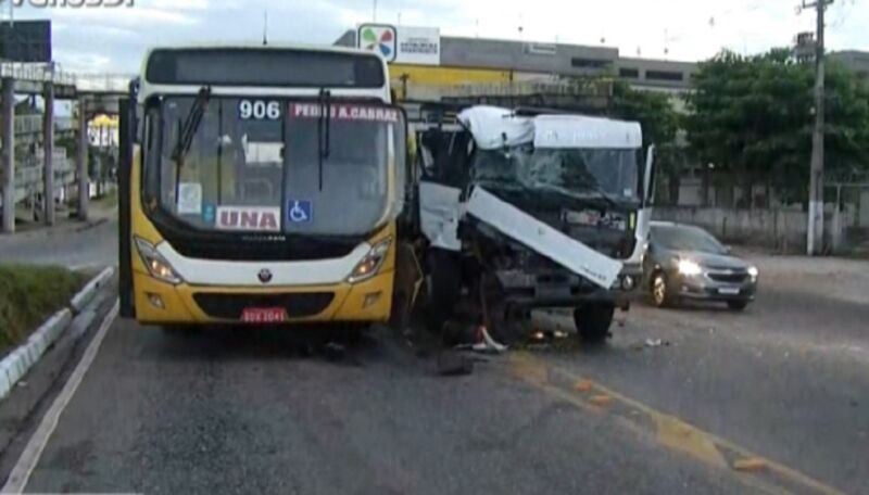 Acidente: Ônibus e caminhão colidem na avenida Mário Covas, em Ananindeua