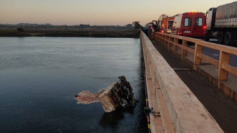 Acidente: Caminhão despencar de ponte no interior de SP