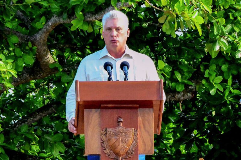 Presidente de Cuba culpa embargo americano por protestos