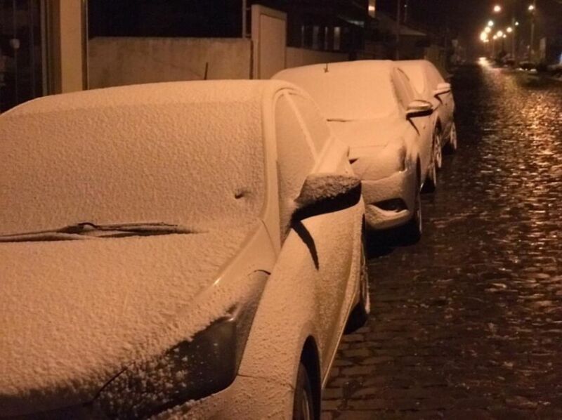 Brasil ou Europa? - Neve se acumula sobre carros em Santa Catarina