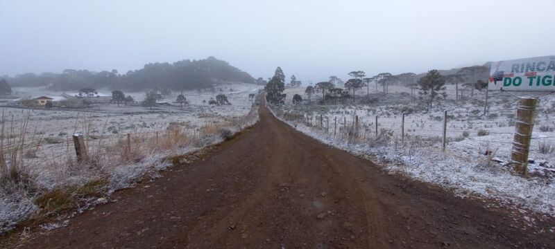 Brasil ou Europa? - Neve se acumula sobre carros em Santa Catarina