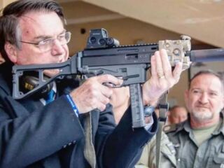 “Tem todo mundo que comprar fuzil, pô! Povo armado jamais será escravizado”, disse Bolsonaro.