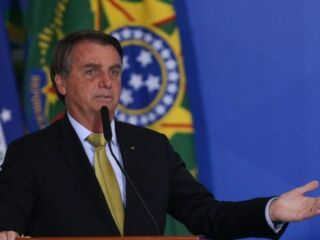 Em conversa com apoiadores Bolsonaro afirma - "o excesso de professores atrapalha"