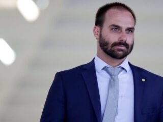 Deputado Eduardo Bolsonaro testou positivo para Covid-19.