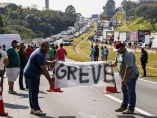 Bolsonaro: "Greve de caminhoneiros pode causar desabastecimento".