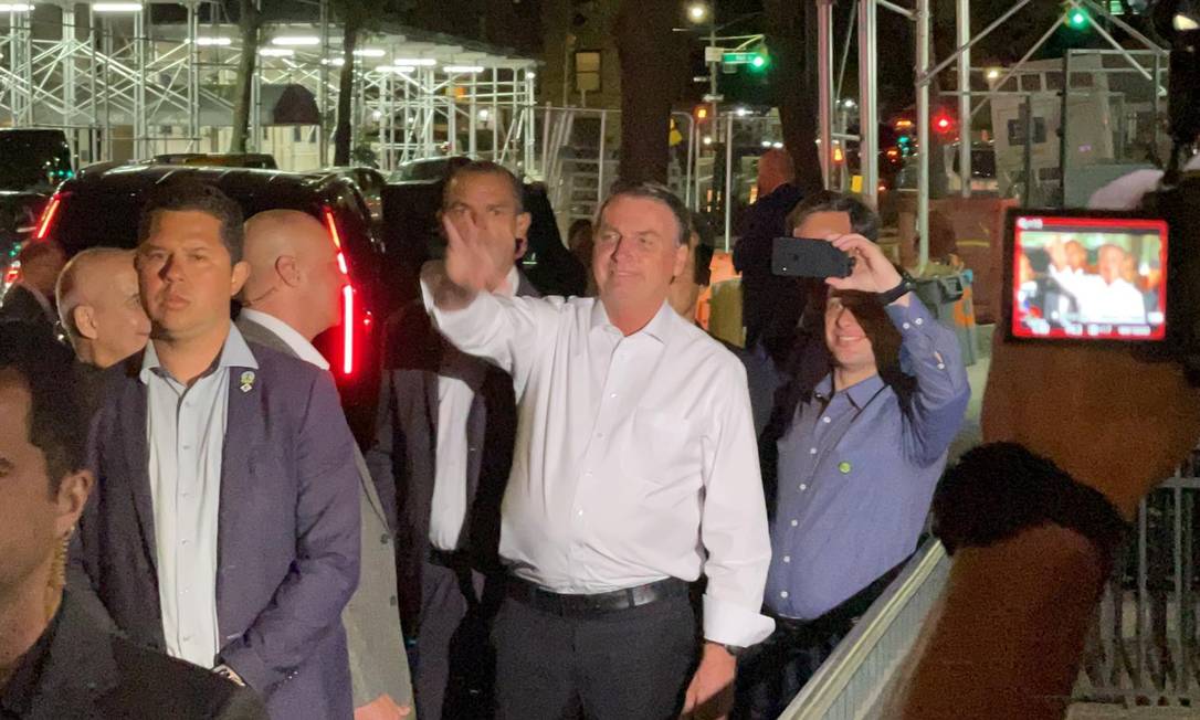 Bolsonaro é alvo de manifestantes ao chegar na residência do embaixador em Nova York.