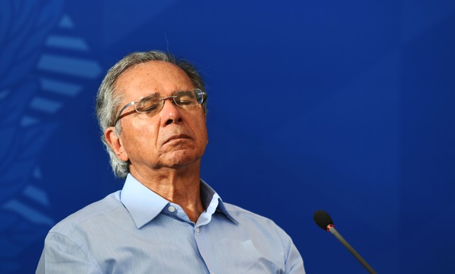 Ministro Guedes e pressionado para garantir o dinheiro do Auxilio Brasil.