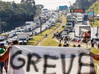 Caminhoneiros prometem nova greve se o preço do óleo diesel não cair.