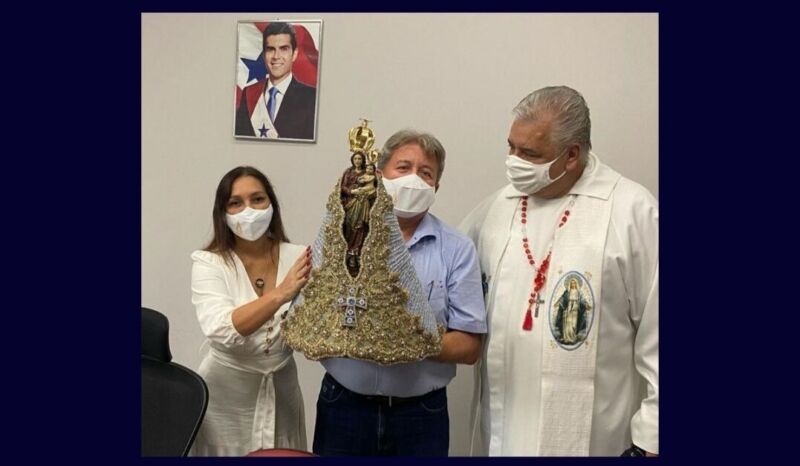 Chefe da Casa Civil, Iran Lima, recebe imagem de Nossa Senhora de Nazaré