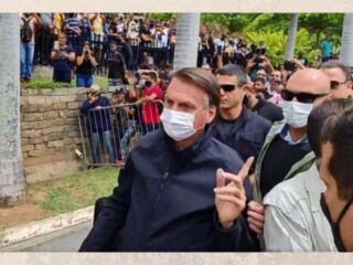 Bolsonaro é recebido com vaias ao visitar a cidade de Aparecida.