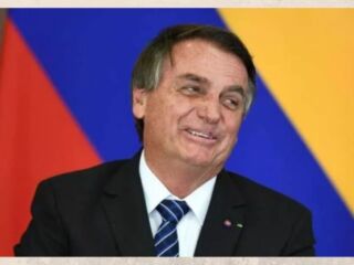 Bolsonaro voltar a falar sobre concessão da Globo, com ironia.