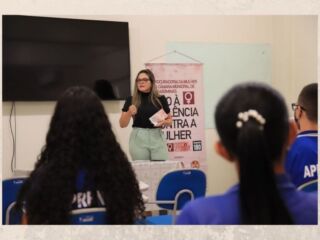 Tatiane Helena promove palestra sobre violência contra a mulher para funcionários da empresa Transportes Caliman.