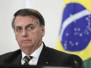 Indignação: "Querem me tornar inelegível por fake news; é inacreditável" diz Bolsonaro.
