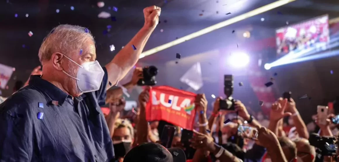 ex-presidente Lula lidera pesquisas de intenção de voto.