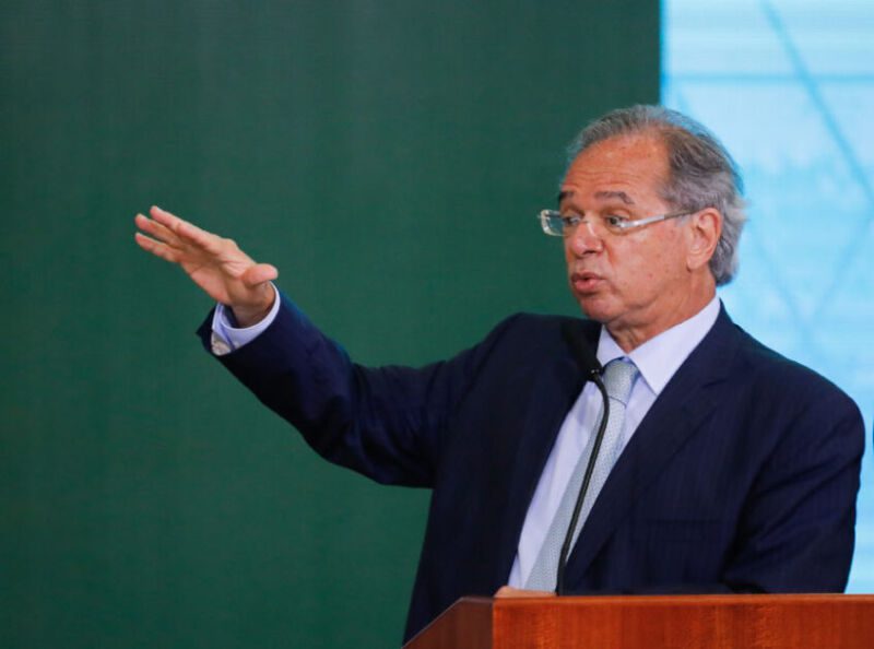 Paulo Guedes afirmar que Brasil cresce "acima da média mundial".