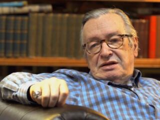 Olavo de Carvalho diz que “briga já está perdida” para Bolsonaro.