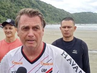 "É inacreditável o que a Anvisa fez", diz Bolsonaro sobre vacinar crianças.