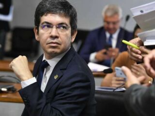 Randolfe Rodrigues pede ao STF que Bolsonaro seja punido por espalhar fake news sobre vacinação infantil.